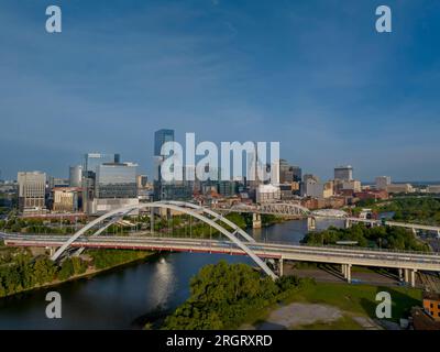 Nashville, Tennessee, USA. 8. Aug. 2023. Die Stadt Nashville, TN, am Cumberland River aus der Vogelperspektive. Die Stadt ist die Hauptstadt des Volunteer State. (Kreditbild: © Walter G Arce SR Grindstone medi/ASP) NUR REDAKTIONELLE VERWENDUNG! Nicht für den kommerziellen GEBRAUCH! Stockfoto