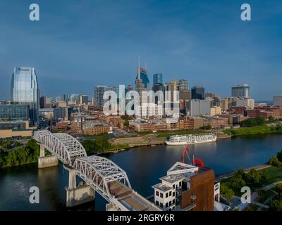 Nashville, Tennessee, USA. 8. Aug. 2023. Die Stadt Nashville, TN, am Cumberland River aus der Vogelperspektive. Die Stadt ist die Hauptstadt des Volunteer State. (Kreditbild: © Walter G Arce SR Grindstone medi/ASP) NUR REDAKTIONELLE VERWENDUNG! Nicht für den kommerziellen GEBRAUCH! Stockfoto