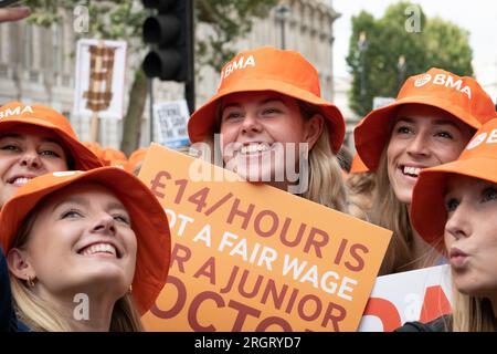 London, Großbritannien. 11. August 2023. Streikende Ärzte posieren für ein Selfie, als Juniorärzte, die für den NHS in England arbeiten, am ersten Tag eines viertägigen Streiks in Whitehall eine „Pay Restoration“-Rallye veranstalten, die auf faire Bezahlung abzielt. Kredit: Ron Fassbender/Alamy Live News Stockfoto