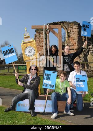Wahlkampf für ein hängendes Parlament. Lianne de Mello von der Vote for Change-Kampagne unterstützt die Dudley-Studenten LtoR Joshua Darnley, Mark Baggott, Jamie Phipson und Luke Edwards vor den Priory-Ruinen in Dudley. Stockfoto
