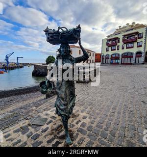 Bei Sonnenaufgang erwacht Puerto de la Cruz mit der sanften Umarmung der Morgensonne. Die Stadt, immer noch in den Überresten der Nacht eingewickelt, beginnt zu schwingen Stockfoto