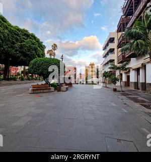 Bei Sonnenaufgang erwacht Puerto de la Cruz mit der sanften Umarmung der Morgensonne. Die Stadt, immer noch in den Überresten der Nacht eingewickelt, beginnt zu schwingen Stockfoto