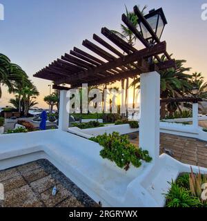 Bei Sonnenaufgang erwacht Puerto de la Cruz mit der sanften Umarmung der Morgensonne. Die Stadt, immer noch in den Überresten der Nacht eingewickelt, beginnt zu schwingen Stockfoto