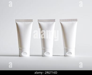 Drei Creme-Tube-Reihenmodelle. Stockfoto