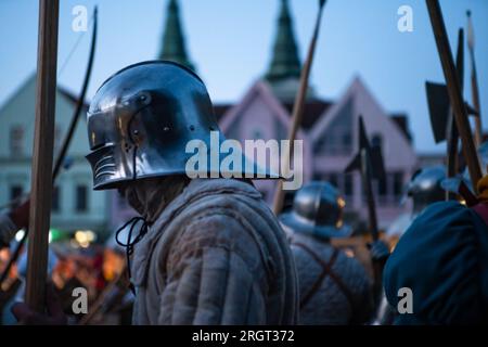 Mittelalterliche Ritter in Metallpanzerung und Helm haben einen Speer während der traditionellen, jährlichen mittelalterlichen Kampfsanierung, bekannt als „Stredoveky-Höhle“ in Zilina, Stockfoto