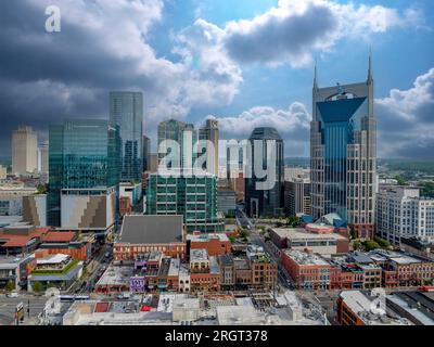 Nashville, Tennessee, USA. 8. Aug. 2023. Die Stadt Nashville, TN, am Cumberland River aus der Vogelperspektive. Die Stadt ist die Hauptstadt des Volunteer State. (Kreditbild: © Walter G Arce SR Grindstone medi/ASP) NUR REDAKTIONELLE VERWENDUNG! Nicht für den kommerziellen GEBRAUCH! Stockfoto