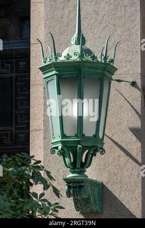 Kunstvolle Lampe an der Außenseite der Moynihan Train Hall 2023, New York City, USA Stockfoto