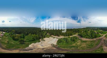 360-Panorama. Baustelle im Wald. Jurmala, Latva. Ostsee Stockfoto