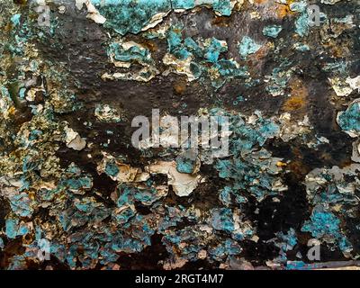 Hintergrund, Textur, blau abblätternde Farbe, rostige Oberfläche. Die Farbe an der Wand blättert ab. Altes rostiges Metall mit gerissenem Schmelz. Verwitterte schwere Schmerzen Stockfoto