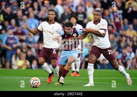 Burnleys Zeki Amdouni (Zentrum) kämpft um den Ball mit Nathan Ake (links) von Manchester City und Manuel Akanji während des Premier League-Spiels in Turf Moor, Burnley. Foto: Freitag, 11. August 2023. Stockfoto