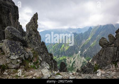 Dramatisches Landschaftsbild spitzer Felsen in der Hohen Tatra in der Slowakei Stockfoto