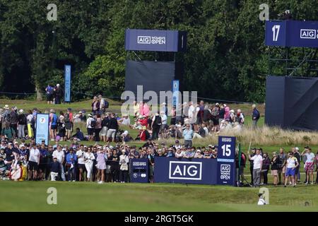 Walton on the Hill, Surrey, Großbritannien. 11. Aug. 2023. Die AIG Women's Open im Walton Heath Golf Club während der zweiten Runde (organisiert vom Royal & Ancient Golf Club of St. Andrews - R&A ) Bildserien: Charley Hull (eng) schlägt auf der 15. mit einer großen Menge um das Tee-Box. Credit: Motofoto/Alamy Live News Stockfoto