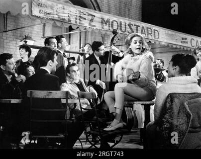 Philippe Forquet (Sitz links), Sandra Dee, Drehort des Films „Take her, She's Mine“, 20. Century-Fox, 1963 Stockfoto
