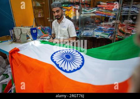 Neu-Delhi, Indien. 11. Aug. 2023. Ein muslimischer Mann näht die Nationalflaggen Indiens vor der Feier des Unabhängigkeitstages in Sadar Bazar. Kredit: SOPA Images Limited/Alamy Live News Stockfoto
