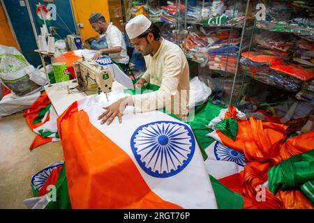 Neu-Delhi, Indien. 11. Aug. 2023. Ein muslimischer Mann näht die Nationalflaggen Indiens vor der Feier des Unabhängigkeitstages in Sadar Bazar. Kredit: SOPA Images Limited/Alamy Live News Stockfoto