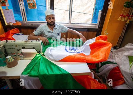 Neu-Delhi, Indien. 11. Aug. 2023. Ein muslimischer Mann näht die Nationalflaggen Indiens vor der Feier des Unabhängigkeitstages in Sadar Bazar. (Foto: Pradeep Gaur/SOPA Images/Sipa USA) Guthaben: SIPA USA/Alamy Live News Stockfoto
