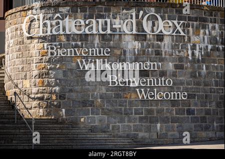 Chateau-d'Oex, Vaud Canton, Schweiz - 30. Juli 2023: Willkommen am Chateau-d'Oex-Schild. Begrüßungsnachrichten in vielen verschiedenen Sprachen, Fre Stockfoto