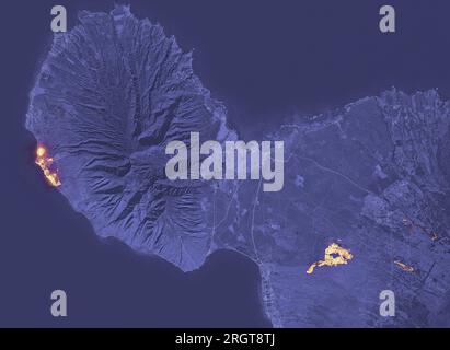 Maui, Usa. 08. Aug. 2023. Orangefarbene Waldbrände auf der hawaiianischen Insel Maui, wie sie nachts vom Operational Land Imager auf dem Landsat 8-Satelliten auf Maui, Hawaii, USA, am 8. August 2023 zu sehen sind. Die historische Stadt Lahaina, die links gezeigt wird, wurde von den Bränden verwüstet, an denen mindestens 56 Menschen ums Leben kamen. Die Brände gelten als die schlimmste Katastrophe, die Hawaii je heimgesucht hat. Kredit: Wanmei Liang/NASA/Alamy Live News Stockfoto