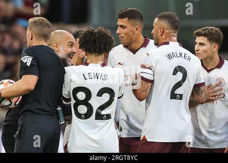 PEP Guardiola Cheftrainer von Manchester City gibt seinem Team Anweisungen während des Premier League-Spiels Burnley gegen Manchester City in Turf Moor, Burnley, Großbritannien, 11. August 2023 (Foto von Mark Cosgrove/News Images) in, 8./11. August 2023. (Foto: Mark Cosgrove/News Images/Sipa USA) Guthaben: SIPA USA/Alamy Live News Stockfoto