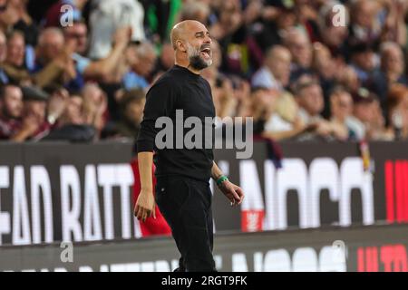 PEP Guardiola Cheftrainer von Manchester City gibt seinem Team Anweisungen während des Premier League-Spiels Burnley gegen Manchester City in Turf Moor, Burnley, Großbritannien, 11. August 2023 (Foto von Mark Cosgrove/News Images) in, 8./11. August 2023. (Foto: Mark Cosgrove/News Images/Sipa USA) Guthaben: SIPA USA/Alamy Live News Stockfoto