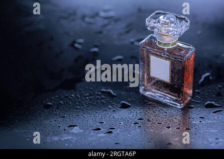 Weibliches nasses Parfüm auf grauem Tisch Stockfoto