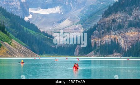 Der Lake Louise, der sich im Banff National Park in den kanadischen Rocky Mountains befindet und für seinen türkisfarbenen, gletschergespeisten See bekannt ist, wird von Tausenden besucht Stockfoto