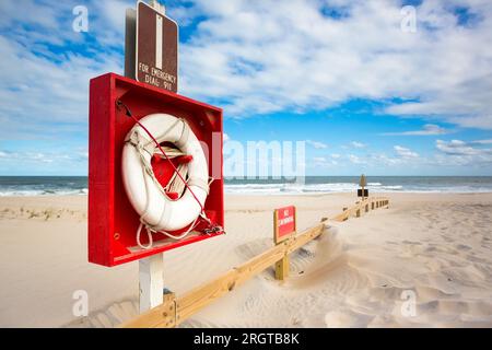 Ein Notfall-Rettungsring und kein Schwimmen Schild in der Nähe des Ozeans auf Assateague Island, Maryland Stockfoto