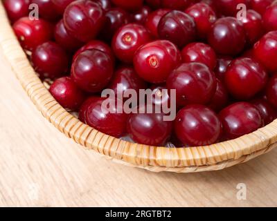 Große Schüssel mit leuchtend roten Kirschen auf einer grauen Zementtheke von oben. Foto Stockfoto