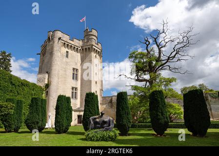 Donjon de Vez, eine imposante Festung, die bereits 1906 als „Monument Historique“ klassifiziert wurde und über dem Tal der Automne im Departement Oise thront. Stockfoto