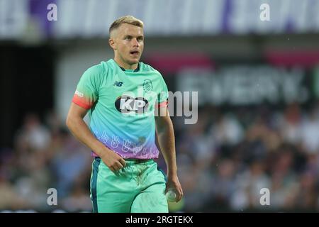 Clean Slate Headingley Stadium, Leeds, West Yorkshire, Großbritannien. 11. Aug. 2023. Northern Supercharger gegen Oval InvincibleÕs während des Hundert Double Header im Clean Slate Headingley Stadium. Samuel Curran von Oval InvincibleÕs Bowling Credit: Touchlinepics/Alamy Live News Stockfoto