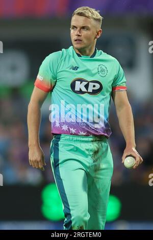 Clean Slate Headingley Stadium, Leeds, West Yorkshire, Großbritannien. 11. Aug. 2023. Northern Supercharger gegen Oval InvincibleÕs während des Hundert Double Header im Clean Slate Headingley Stadium. Samuel Curran von Oval InvincibleÕs Bowling Credit: Touchlinepics/Alamy Live News Stockfoto