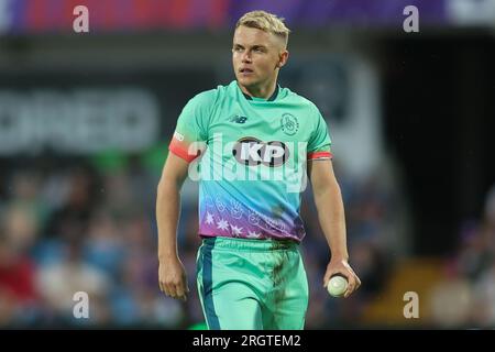 Clean Slate Headingley Stadium, Leeds, West Yorkshire, Großbritannien. 11. Aug. 2023. Northern Supercharger gegen Oval InvincibleÕs während des Hundert Double Header im Clean Slate Headingley Stadium. Samuel Curran von Oval InvincibleÕs Bowling Credit: Touchlinepics/Alamy Live News Stockfoto