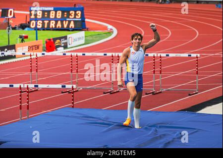 OSTRAVA, TSCHECHIEN, 27. JUNI 2023: Highightened Achievement: Armand Mondo Duplantis' Victory in Pole Vault Competition beim Leichtathletikwettbewerb für die Welt Stockfoto