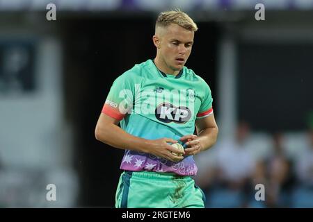 Clean Slate Headingley Stadium, Leeds, West Yorkshire, Großbritannien. 11. Aug. 2023. Northern Supercharger gegen Oval InvincibleÕs während des Hundert Double Header im Clean Slate Headingley Stadium. Samuel Curran von Oval InvincibleÕs Bowling Credit: Touchlinepics/Alamy Live News Stockfoto