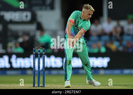 Clean Slate Headingley Stadium, Leeds, West Yorkshire, Großbritannien. 11. Aug. 2023. Northern Supercharger gegen Oval InvincibleÕs während des Hundert Double Header im Clean Slate Headingley Stadium. Samuel Curran von Oval InvincibleÕs Bowling Credit: Touchlinepics/Alamy Live News Stockfoto