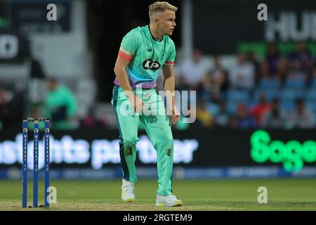 Clean Slate Headingley Stadium, Leeds, West Yorkshire, Großbritannien. 11. Aug. 2023. Northern Supercharger gegen Oval InvincibleÕs während des Hundert Double Header im Clean Slate Headingley Stadium. Samuel Curran von Oval InvincibleÕs Bowling Credit: Touchlinepics/Alamy Live News Stockfoto