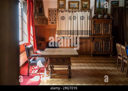 Polenovo, Region Tula - 12. Juni 2017 - Vintage-Design des Wohnzimmers im antiken Herrenhaus des Künstlers Polenov. Alte Museumsmöbel aus dem frühen 20. Centu Stockfoto