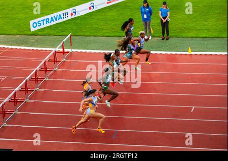 OSTRAVA, TSCHECHIEN, 27. JUNI 2023: Weibliche Sprinters Rennen auf dem 100m Hürdenlauf in Leichtathletik-Meet für Welten in Budapest und Spiele in Paris Stockfoto