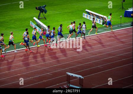 OSTRAVA, TSCHECHIEN, 27. JUNI 2023: Männliche Läufer treten im 1500m-Rennen an: Athleten navigieren auf dem Track-and-Field-Kurs für Welten in Budapest und im Sommer Stockfoto