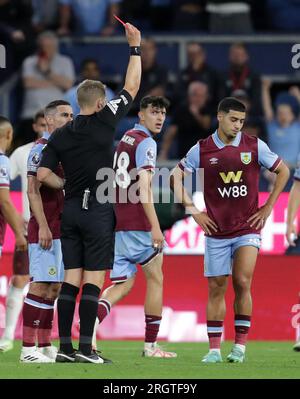 11. August 2023: Turf Moor, Burnley, Lancashire, England; Premier League Football, Burnley gegen Manchester City; Schiedsrichter Craig Pawson zeigt Anass Zaroury von Burnley eine rote Karte für sein ernsthaftes Foul auf Kyle Walker von Manchester City Credit: Action Plus Sports Images/Alamy Live News Stockfoto
