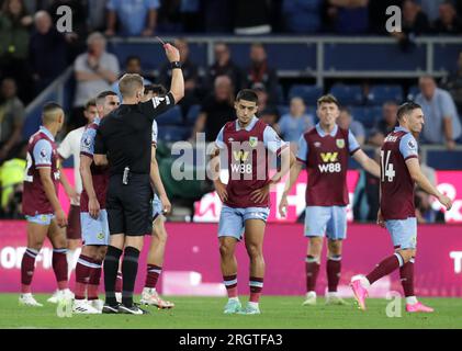11. August 2023: Turf Moor, Burnley, Lancashire, England; Premier League Football, Burnley gegen Manchester City; Schiedsrichter Craig Pawson zeigt Anass Zaroury von Burnley eine rote Karte für sein ernsthaftes Foul auf Kyle Walker von Manchester City Credit: Action Plus Sports Images/Alamy Live News Stockfoto