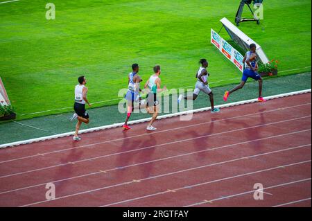 OSTRAVA, TSCHECHIEN, 27. JUNI 2023: Männliche Athleten übertreffen sich 1500m beim Leichtathletikwettbewerb für Welten in Budapest und bei Spielen in Paris Stockfoto
