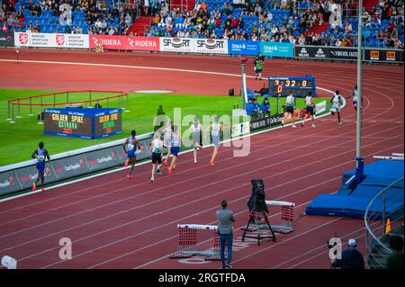 OSTRAVA, TSCHECHIEN, 27. JUNI 2023: Männliche Athleten, die im 1500m. Rennen beim Leichtathletikwettbewerb für Welten in Budapest und den Spielen in Paris gewinnen Stockfoto