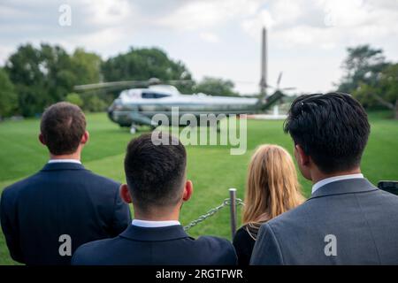 Washington, Usa. 11. Aug. 2023. Unterstützer des US-Präsidenten Joe Biden sehen Marine One mit Präsident Biden an Bord und heben vom South Lawn des Weißen Hauses in Washington, DC, USA, am 11. August 2023. Präsident Biden reist ab, um das Wochenende in Rehoboth Beach, Delaware, zu verbringen. Kredit: Abaca Press/Alamy Live News Stockfoto