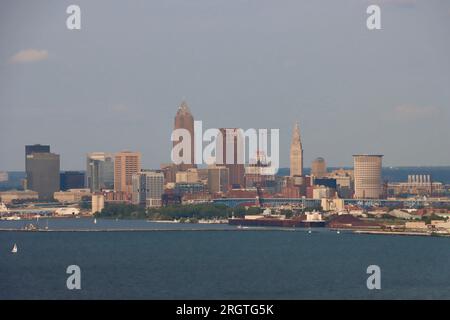 Downtown Cleveland im Abendlicht von der Gold Coast westlich der Stadt aus gesehen. Juli 2023. Stockfoto