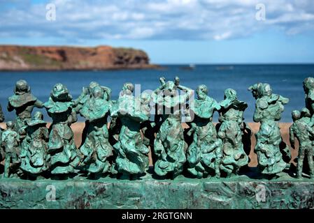 Detail aus dem Witwen- und Bairns-Denkmal zur Erinnerung an die Katastrophe der Fischerei 1881, als 189 Männer und Jungen ertranken, die Mehrheit aus Eyemouth. Stockfoto