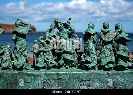 Detail aus dem Witwen- und Bairns-Denkmal zur Erinnerung an die Katastrophe der Fischerei 1881, als 189 Männer und Jungen ertranken, die Mehrheit aus Eyemouth. Stockfoto