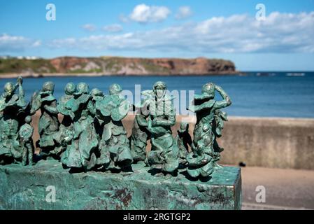 Detail aus dem Witwen- und Bairns-Denkmal zur Erinnerung an die Katastrophe der Fischerei 1881, als 189 Männer und Jungen ertranken, die Mehrheit aus Eyemouth. Stockfoto