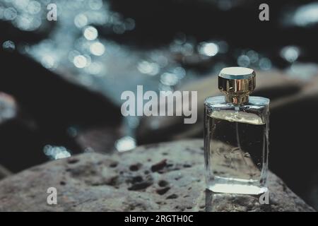Parfümflasche auf Meereshintergrund Stockfoto