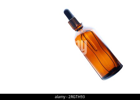 Natürliche Bio Öl isoliert auf weißem Hintergrund. Körperöl in braunen Flasche. Stockfoto